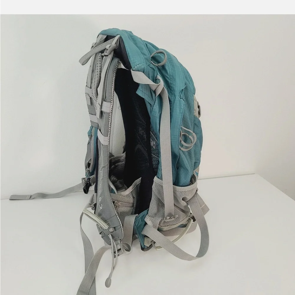 Osprey Sirrus 24 Hiking Backpack - Picture 3 of 5